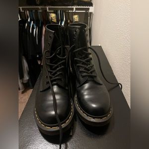 NEAR MINT CONDITION DR MARTENS US SIZE 7 WOMENS